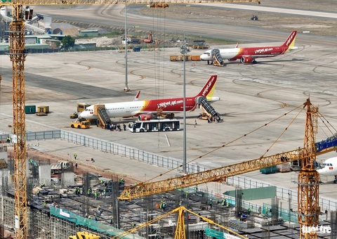 Ông Khuất Việt Hùng: ‘Sân bay Tân Sơn Nhất đã khai thác hết công suất’- Ảnh 3. Dự án nhà ga T3 sân bay Tân Sơn Nhất đang trong thời gian xây dựng. Khi hoàn thành sẽ giảm áp lực cho nhà ga T1 hiện nay - Ảnh: CHÂU TUẤN