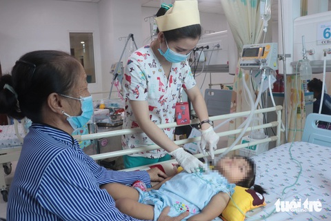 Để mắt đến con trẻ trong ngày Tết, tránh các tai nạn sinh hoạt đau lòng- Ảnh 2. Bác sĩ khuyến cáo phụ huynh luôn để mắt tới trẻ dù những ngày cận Tết bận rộn, để tránh hậu quả đáng tiếc xảy ra - Ảnh: XUÂN MAI