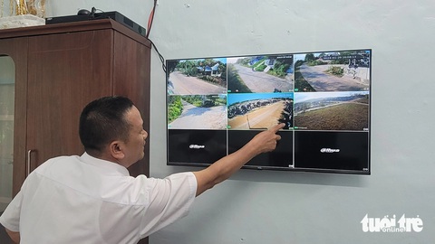 Hình ảnh từ camera giám sát được lắp đặt tại nghĩa trang Thọ Vức (xã Hòa Kiến, TP Tuy Hòa, tỉnh Phú Yên) truyền trực tiếp về trụ sở Trung tâm Cung ứng Dịch vụ Công ích thành phố Tuy Hòa để phát hiện, chấn chỉnh kịp thời tình trạng xin tiền tại nghĩa trang này - Ảnh: NGUYỄN HOÀNG Hình ảnh từ camera giám sát được lắp đặt tại nghĩa trang Thọ Vức (xã Hòa Kiến, TP Tuy Hòa, tỉnh Phú Yên) truyền trực tiếp về trụ sở Trung tâm Cung ứng dịch vụ công ích thành phố Tuy Hòa để phát hiện, chấn chỉnh kịp thời tình trạng xin tiền tại nghĩa trang này - Ảnh: NGUYỄN HOÀNG