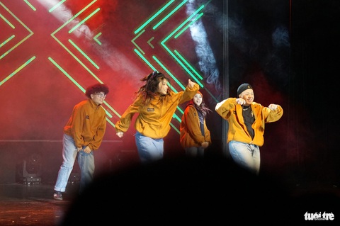 Màn nhảy hip hop và các tiết mục ca nhạc xen giữ các tiểu phẩm làm chương trình hấp dẫn hơn với khán giả trẻ - Ảnh: T.ĐIỂU Màn nhảy hip hop và các tiết mục ca nhạc xen giữa các tiểu phẩm làm chương trình hấp dẫn hơn với khán giả trẻ - Ảnh: T.ĐIỂU