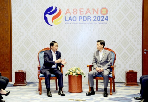Ngoại trưởng ASEAN thảo luận các điểm nóng thế giới và khu vực- Ảnh 4. Bộ trưởng Ngoại giao Bùi Thanh Sơn gặp Phó thủ tướng, Ngoại trưởng Thái Lan Parnpree Bahiddha-Nukara - Ảnh: Bộ Ngoại giao cung cấp