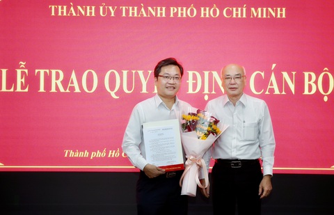 Ông Lê Cao Cường làm phó tổng biên tập báo Người Lao Động- Ảnh 1. Trưởng Ban Tuyên giáo Thành ủy TP.HCM Phan Nguyễn Như Khuê (phải) trao quyết định cho ông Lê Cao Cường - Ảnh: CTV