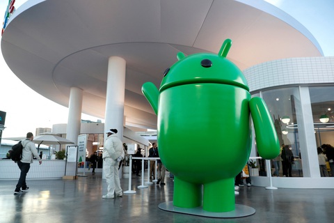 Biểu tượng Android trước trụ sở Google tại CES 2024, triển lãm thương mại điện tử tiêu dùng thường niên, ở Las Vegas, Nevada, Mỹ, ngày 10-1 - Ảnh: REUTERS Biểu tượng Android trước trụ sở Google tại CES 2024, triển lãm thương mại điện tử tiêu dùng thường niên, ở Las Vegas, Nevada, Mỹ, ngày 10-1 - Ảnh: REUTERS