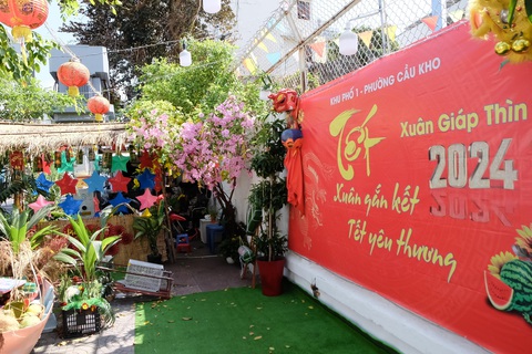 Tiểu cảnh của khu phố 1, phường Cầu Kho đặt trên đường Trần Đình Xu (quận 1) - Ảnh: PHƯƠNG NHI Tiểu cảnh của khu phố 1, phường Cầu Kho đặt trên đường Trần Đình Xu (quận 1) - Ảnh: PHƯƠNG NHI