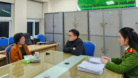 Sen Tài Thu nâng khống vốn điều lệ 31 tỉ lên 160 tỉ đồng, lừa hơn 400 nhà đầu tư- Ảnh 1. Công an làm việc với bị can Phạm Thị Hòa (áo nâu) - Ảnh: Công an Hà Nội