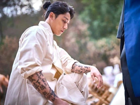 Tạo hình ấn tượng của Lee Do Hyun trong phim điện ảnh đầu tay Tạo hình ấn tượng của Lee Do Hyun trong phim điện ảnh đầu tay.