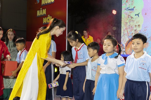 Phát biểu tại sự kiện, ca sĩ Hồ Ngọc Hà nói: ‘Hà đã đồng hành với Gala Nhạc Việt 12 năm. Điều tuyệt đẹp là ngoài việc Tết đến mọi người nghe nhạc xuân để thêm vui, mỗi năm T Production đều làm điều ý nghĩa cho các em nhỏ. Hà mong năm 2024 mọi ước muốn của mọi người đều thành hiện thực’.