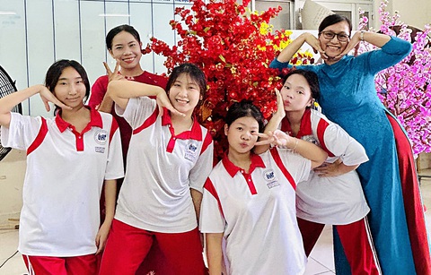 Nhiều chuyên gia cho rằng bài tập dịp Tết nếu có thì nên mang tính vận dụng, ôn tập, gắn với những hoạt động ngày Tết. Trong ảnh: học sinh Trường THPT Nguyễn Hữu Thọ, Q.4, TP.HCM, trang trí hoa mai, hoa đào - Ảnh: MỸ DUNG Nhiều chuyên gia cho rằng bài tập dịp Tết nếu có thì nên mang tính vận dụng, ôn tập, gắn với những hoạt động ngày Tết. Trong ảnh: học sinh Trường THPT Nguyễn Hữu Thọ, Q.4, TP.HCM, trang trí hoa mai, hoa đào - Ảnh: MỸ DUNG