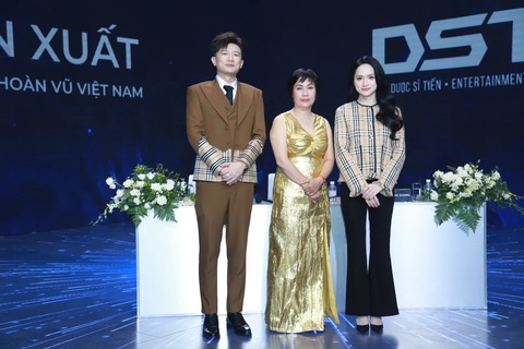 Dược Sĩ Tiến, Hoa hậu Hương Giang và bà Thúy Nga - người sở hữu bản quyền Miss Universe Vietnam tại lễ ký kết hợp tác Dược Sĩ Tiến, hoa hậu Hương Giang và bà Thúy Nga (giữa) - người sở hữu bản quyền Miss Universe Vietnam tại lễ ký kết hợp tác