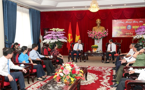 Bí thư Nguyễn Văn Nên chúc Tết, tặng quà hộ nghèo tỉnh Đồng Nai- Ảnh 1. Bí thư Thành ủy TP.HCM Nguyễn Văn Nên và Bí thư Tỉnh ủy Đồng Nai Nguyễn Hồng Lĩnh trao đổi về tình hình phát triển kinh tế - xã hội - Ảnh: THẢO LÊ