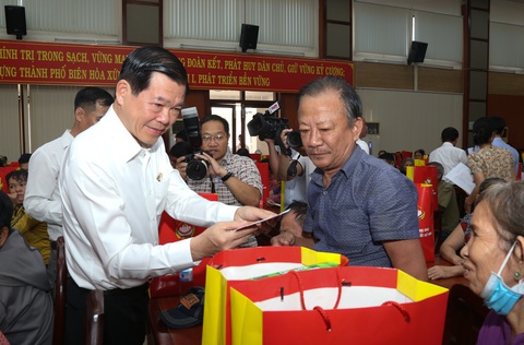 Bí thư Nguyễn Văn Nên chúc Tết, tặng quà hộ nghèo tỉnh Đồng Nai- Ảnh 3. Bí thư Tỉnh ủy Đồng Nai Nguyễn Hồng Lĩnh trao quà cho hộ gia đình khó khăn - Ảnh: THẢO LÊ