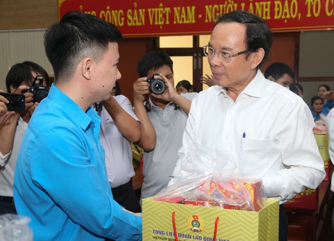 Bí thư Nguyễn Văn Nên chúc Tết, tặng quà hộ nghèo tỉnh Đồng Nai- Ảnh 2. Bí thư Thành ủy TP.HCM Nguyễn Văn Nên thăm hỏi, động viên công nhân lao động tại tỉnh Đồng Nai - Ảnh: THẢO LÊ