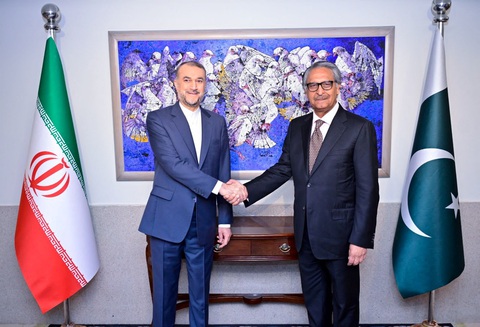 Iran, Pakistan làm hòa sau vụ bắn tên lửa vào nhau- Ảnh 1. Ngoại trưởng tạm quyền Pakistan Jalil Abbas Jilani (phải) và Ngoại trưởng Iran Hossein Amir Abdollahian bắt tay nhau tại cuộc gặp ngày 29-1 ở Islamabad - Ảnh: REUTERS