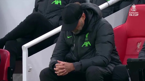 HLV Klopp cố kìm nén nước mắt khuyên CĐV Liverpool quên mình- Ảnh 2. HLV Klopp ngồi ở một góc trên băng ghế huấn luyện - Ảnh: EMIRATES FA CUP