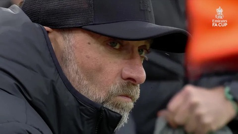 HLV Klopp cố kìm nén nước mắt khuyên CĐV Liverpool quên mình- Ảnh 1. HLV Klopp cố kìm nén nước mắt - Ảnh: EMIRATES FA CUP