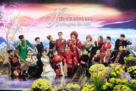 Ca khúc Về bản ăn Tết biểu diễn trong chương trình Tết với đồng bào - Ảnh: VTV Ca khúc Về bản ăn Tết biểu diễn trong chương trình Tết với đồng bào - Ảnh: VTV