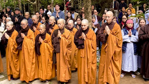 Hàng ngàn tăng ni, Phật tử dự lễ rước xá lợi thiền sư Thích Nhất Hạnh- Ảnh 2. Hàng ngàn tăng ni, Phật tử, người dân đã có mặt từ rất sớm để cầu nguyện trong ngày đại tường của thiền sư Thích Nhất Hạnh - Ảnh: BẢO PHỦ