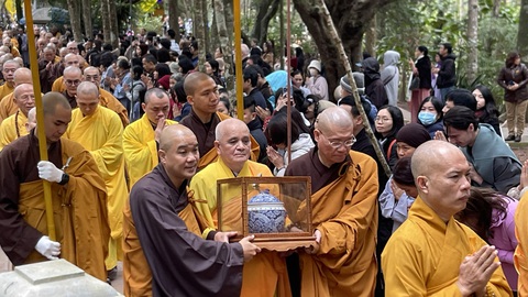 Hàng ngàn tăng ni, Phật tử dự lễ rước xá lợi thiền sư Thích Nhất Hạnh- Ảnh 1. Đoàn cao tăng rước xá lợi của thiền sư Thích Nhất Hạnh - Ảnh: BẢO PHÚ