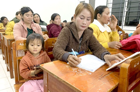 Mẹ đưa con đến lớp học xóa mù chữ ở Trường tiểu học và trung học cơ sở Nguyễn Du, xã Quảng Tâm, Tuy Đức, Đắk Nông - Ảnh: TÂM AN Mẹ đưa con đến lớp học xóa mù chữ ở Trường tiểu học và trung học cơ sở Nguyễn Du, xã Quảng Tâm, Tuy Đức, Đắk Nông - Ảnh: TÂM AN