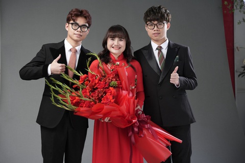 Cặp song sinh cùng đoạt giải nhất học sinh giỏi quốc gia- Ảnh 1. Cặp song sinh Nguyễn Lê Thành Công (trái) và Nguyễn Lê Bảo Long chụp ảnh cùng mẹ - Ảnh người thân nhân vật cung cấp