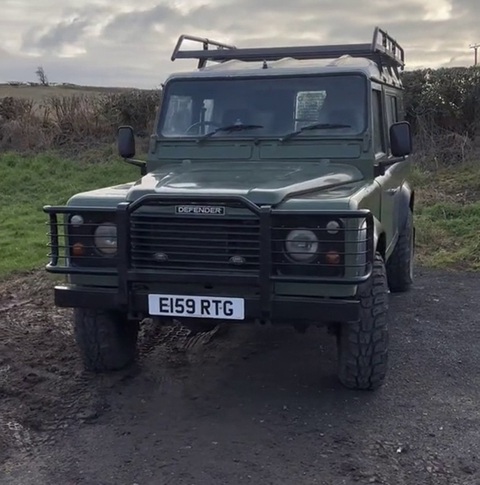Land Rover Defender cũ thành nhà di động: Ấm cúng cho người thu nhập thấp- Ảnh 1. Land Rover Defender 1998 gặp một số vấn đề trong quá trình sửa đổi, chẳng hạn như rò rỉ - Ảnh: @the.big.green.rover/TikTok
