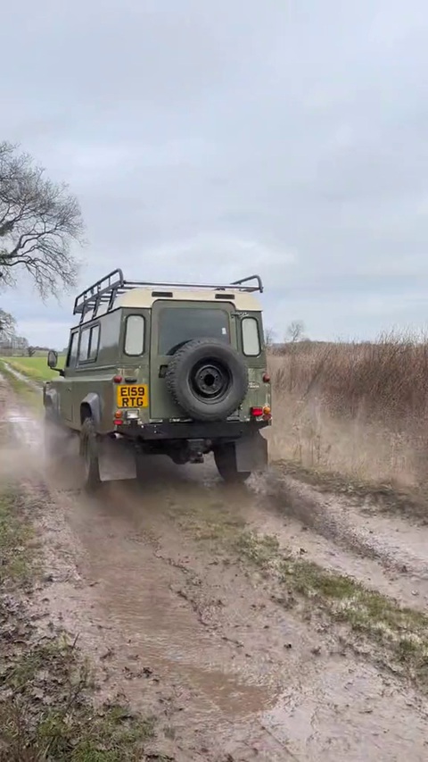 Land Rover Defender cũ thành nhà di động: Ấm cúng cho người thu nhập thấp- Ảnh 8. Ít nhất, sống trong Land Rover Defender không phải lo lắng khi off-road - Ảnh: @the.big.green.rover/TikTok