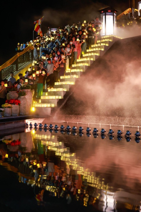 Tăng ni sư tham dự lễ an vị tượng Bồ Tát Di Lặc trên núi Bà Đen- Ảnh 3. Hàng nghìn ngọn đăng sáng được dâng lên tượng - Ảnh: KHÁNH MY