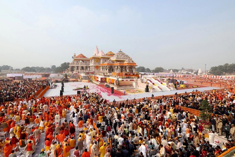 Du lịch hành hương sẽ mang lại lợi nhuận khổng lồ cho Ấn Độ- Ảnh 1. Đền Ram Mandir mới mở cửa là điểm du lịch tôn giáo mới tại Ấn Độ. Ảnh: reuters.com