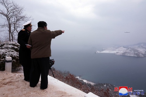 Lãnh đạo Triều Tiên Kim Jong Un thị sát vụ thử tên lửa hành trình chiến lược phóng từ tàu ngầm ngày 28-1 - Ảnh: KCNA Lãnh đạo Triều Tiên Kim Jong Un thị sát vụ thử tên lửa hành trình chiến lược phóng từ tàu ngầm ngày 28-1 - Ảnh: KCNA
