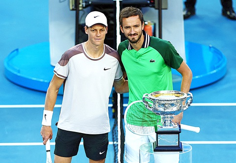 Sinner (trái) cùng Medvedev đại diện cho thế hệ kế cận nhóm huyền thoại Djokovic - Nadal - Federer - Ảnh: Reuters Sinner (trái) cùng Medvedev đại diện cho thế hệ kế cận nhóm huyền thoại Djokovic - Nadal - Federer - Ảnh: Reuters