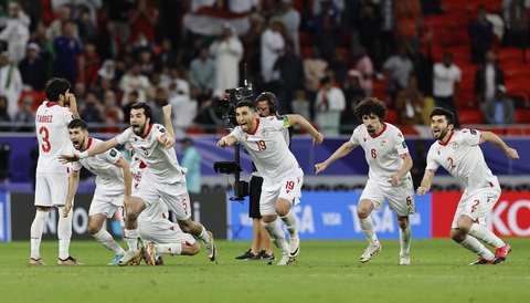 Thắng sốc UAE, Tajikistan vào tứ kết Asian Cup trong lần đầu tham dự- Ảnh 1. Niềm vui vỡ òa của Tajikistan khi vượt qua UAE trêm chấm luân lưu - Ảnh: REUTERS