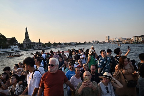 Khách du lịch và dân địa phương ngắm cảnh từ tàu du lịch trên sông Chao Phraya ở Bangkok (Thái Lan) vào ngày 27-12-2023 - Ảnh: AFP Khách du lịch và dân địa phương ngắm cảnh từ tàu du lịch trên sông Chao Phraya ở Bangkok (Thái Lan) vào ngày 27-12-2023 - Ảnh: AFP