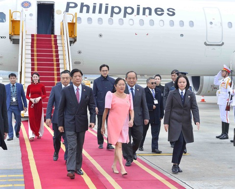 Chào đón Tổng thống Philippines Ferdinand Marcos Jr và phu nhân thăm Việt Nam- Ảnh 1. Tổng thống Philippines Ferdinand Marcos Jr và phu nhân tại sân bay Nội Bài - Ảnh: TTXVN