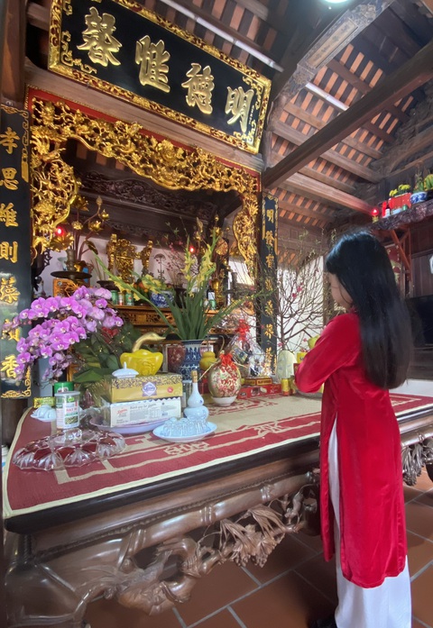 Bài trí góc Tết đơn giản, ấn tượng cho nhà- Ảnh 7. Bàn thờ gia tiên ngày Tết - Ảnh: QUỲNH THƯ