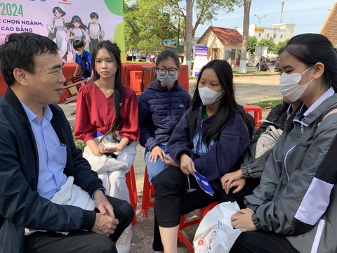Trường đại học Khoa học xã hội và Nhân văn TP.HCM dành tối đa 55% chỉ tiêu xét điểm thi THPT- Ảnh 1. TS Phạm Tấn Hạ - phó hiệu trưởng Trường đại học Khoa học xã hội và Nhân văn (Đại học Quốc gia TP.HCM) - chia sẻ thông tin tuyển sinh 2024 với học sinh tỉnh Đắk Lắk - Ảnh: TRẦN HUỲNH