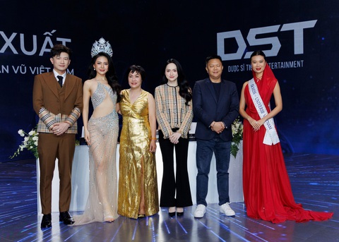 Cú bắt tay của Dược sĩ Tiến, Hương Giang với tổ chức Miss Universe Vietnam đã thu hút nhiều sự chú ý của cộng đồng fan sắc đẹp trong nước. Cú bắt tay của Dược Sĩ Tiến, Hương Giang với tổ chức Miss Universe Vietnam đã thu hút nhiều sự chú ý của cộng đồng fan sắc đẹp trong nước.