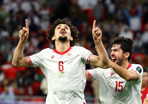 Thắng sốc UAE, Tajikistan vào tứ kết Asian Cup trong lần đầu tham dự- Ảnh 2. Trung vệ Khanonov (số 6) giúp Tajikistan mở tỉ số - Ảnh: REUTERS