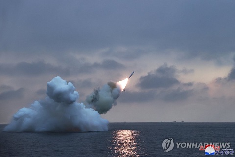 Ông Kim Jong Un trực tiếp chỉ đạo phóng thử nghiệm tên lửa từ tàu ngầm mới- Ảnh 1. Vụ phóng tên lửa hành trình từ tàu ngầm (SLCM) hôm 28-1 từ Triều Tiên - Ảnh: KCNA