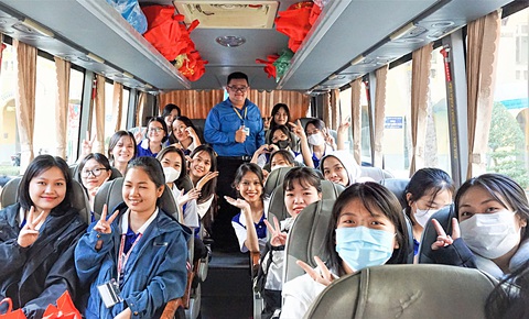 Sinh viên Trường ĐH Sài Gòn trên chuyến xe đoàn viên về đón Tết cùng gia đình - Ảnh: Q.L. Sinh viên Trường ĐH Sài Gòn trên chuyến xe đoàn viên về đón Tết cùng gia đình - Ảnh: Q.L.