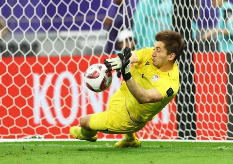 Thắng sốc UAE, Tajikistan vào tứ kết Asian Cup trong lần đầu tham dự- Ảnh 3. Pha cản phạt đền quan trọng của thủ thành Yatimov - Ảnh: REUTERS