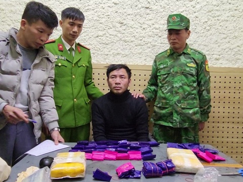 Đâm chết người, trốn truy nã vào rừng sâu lập đường dây buôn bán ma túy- Ảnh 1. Nguyễn Hồng Sơn tại cơ quan công an - Ảnh: CACC