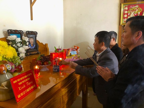 Trao tủ thờ tri ân liệt sĩ hy sinh ở Gạc Ma- Ảnh 1. Lãnh đạo chính quyền xã Sơn Kim 1 và gia đình thắp hương tại bàn thờ mới của liệt sĩ Nguyễn Thanh Hải - Ảnh: H.A.