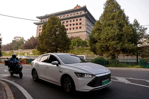 Xe điện của BYD di chuyển trên đường phố ở Bắc Kinh, Trung Quốc ngày 31-12-2023 - Ảnh: REUTERS Xe điện của BYD di chuyển trên đường phố ở Bắc Kinh, Trung Quốc ngày 31-12-2023 - Ảnh: REUTERS