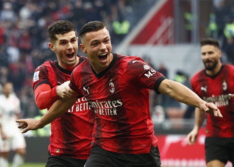Tin tức thể thao sáng 3-1: Nadal trở lại hoàn hảo, AC Milan thắng đậm- Ảnh 2. Niềm vui của các cầu thủ Milan sau khi ghi bàn vào lưới Cagliari - Ảnh: REUTERS