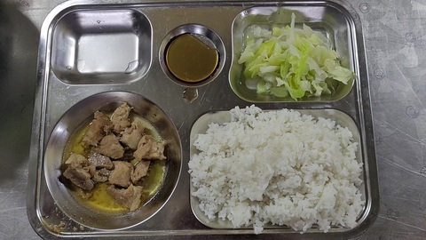 Bữa ăn bán trú 12.000 đồng của học sinh vùng cao Mường Lát có gì?- Ảnh 4. Suất cơm 12.000 đồng của học sinh Trường phổ thông dân tộc bán trú THCS Trung Lý, huyện Mường Lát - Ảnh: HÀ ĐỒNG
