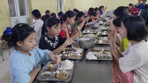 Bữa ăn bán trú 12.000 đồng của học sinh vùng cao Mường Lát có gì?- Ảnh 3. Các em học sinh Trường phổ thông dân tộc bán trú THCS Trung Lý, huyện Mường Lát ăn bữa cơm tối ngon miệng - Ảnh: HÀ ĐỒNG