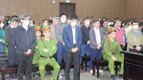 Hối lộ cả trăm tỉ, tổng giám đốc Việt Á nói chỉ là 'chia sẻ lợi nhuận vì cảm kích'- Ảnh 1. Các bị cáo vụ án Việt Á trong phiên tòa ngày 3-1 - Ảnh: GIANG LONG