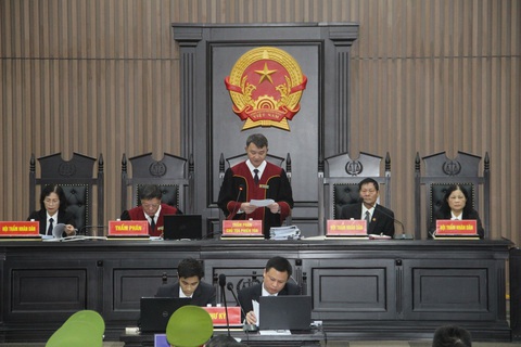 Vụ Việt Á: Một bị cáo xin xử vắng mặt, hai cựu bộ trưởng Nguyễn Thanh Long và Chu Ngọc Anh có mặt- Ảnh 3. Hội đồng xét xử đọc cáo trạng vụ án Việt Á- Ảnh: GIANG LONG