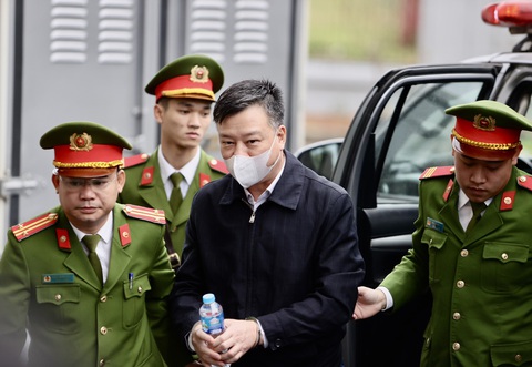 Sáng nay 3-1, 38 bị cáo ra tòa trong đại án Việt Á- Ảnh 4. Phạm Xuân Thăng, cựu bí thư Tỉnh ủy Hải Dương, được dẫn giải đến tòa - Ảnh: NGUYỄN KHÁNH