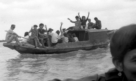 Nghệ sĩ Xuân Hương: Tuổi Trẻ Cười Sống - Những người thích đùa và hạnh phúc đời tôi- Ảnh 4. Nhóm Tuổi Trẻ Cười Sống trên đường đi Cần Giờ diễn phục vụ - Ảnh tư liệu báo Tuổi Trẻ